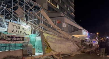 Fırtına binanın iskelesini devirdi, araçlara zarar verdi