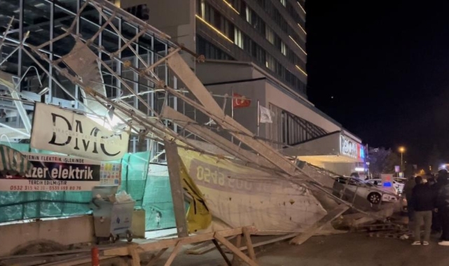 Fırtına binanın iskelesini devirdi, araçlara zarar verdi