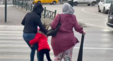 Fırtına Bursa'da adeta insanları uçurdu