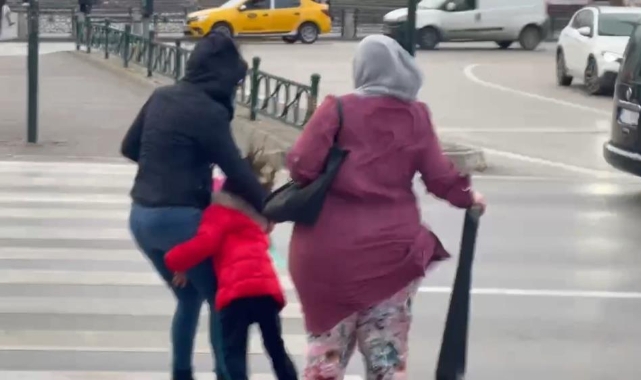 Fırtına Bursa'da adeta insanları uçurdu