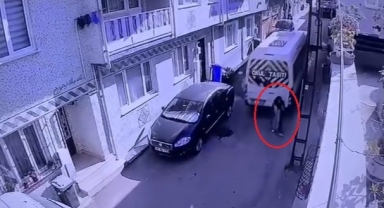 Geri manevra yapan servis minibüsü kadına çarptı