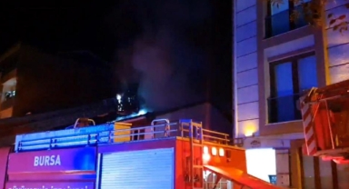 İnegöl'de 2 katlı ahşap bina alev alev yandı