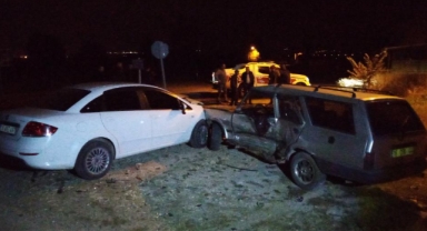 İnegöl'de iki otomobil kafa kafaya çarpıştı: 6 yaralı