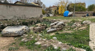 İznik'te tarihi mezarlık harabeye döndü