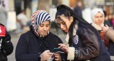 Kadınları tek tek durdurup o uygulamayı yüklettiler