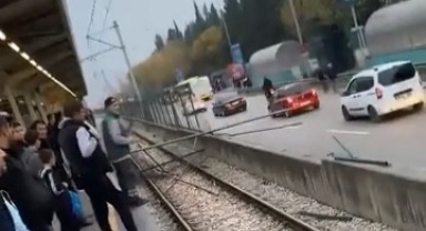 Kamyondan düşen demirler trafik ve metro seferlerini aksattı