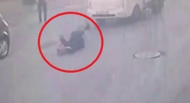 Kamyonetin çarptığı yaşlı kadın böyle savruldu