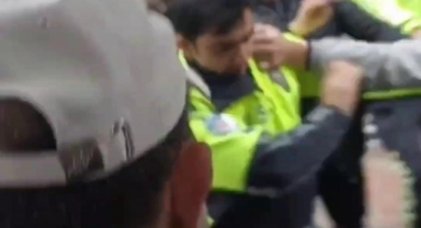 Kesilen cezaya kızdı, polisi yumrukladı