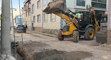 Kirli ayakkabılarını çıkarıp apartmana öyle girdi