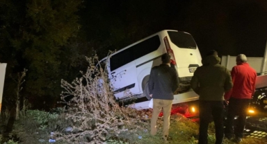 Kontrolden çıkan minibüs dere yatağına uçtu
