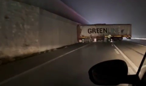Kontrolden çıkan tır, istinat duvarına çarptı