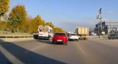 Makas atan sürücü kazayı kıl payı atlattı