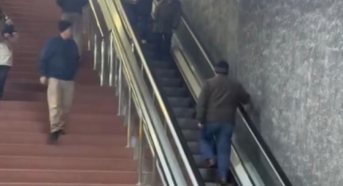 Metro yürüyen merdivenlerinde ilginç anlar