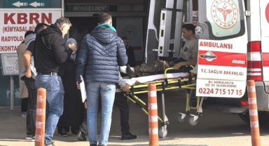 Motorlu testere ile odun keserken ayağını kesti