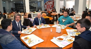 Mustafa Varank, BUÜ öğrencileriyle bir araya geldi