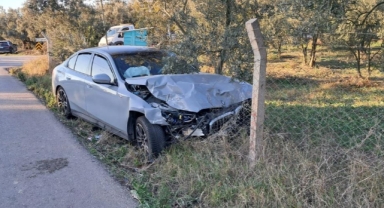 Önündeki aracı sollamak isterken tarlaya uçtu