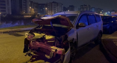 Otomobil ile çarpışan servis minibüsü yan yattı