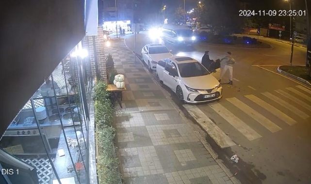 Otomobilin açılan kapısına scooter çarptı