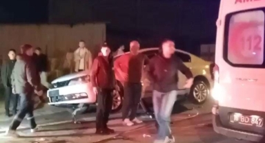 Otomobilin altına sıkışan sürücüyü itfaiye kurtardı