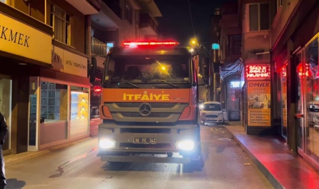 Otomobilin çarptığı doğalgaz kutusu patladı