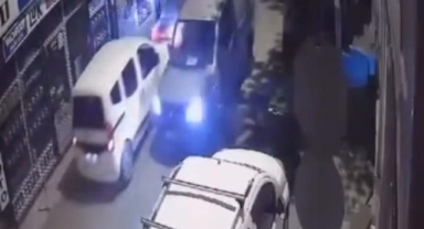 Park halindeki otomobile çarpıp kaçtı