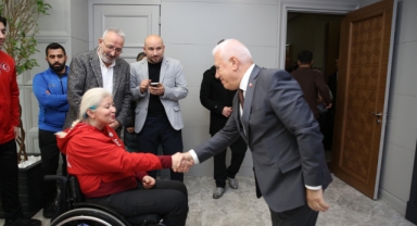 Şampiyon sporculardan Başkan Bozbey’e ziyaret