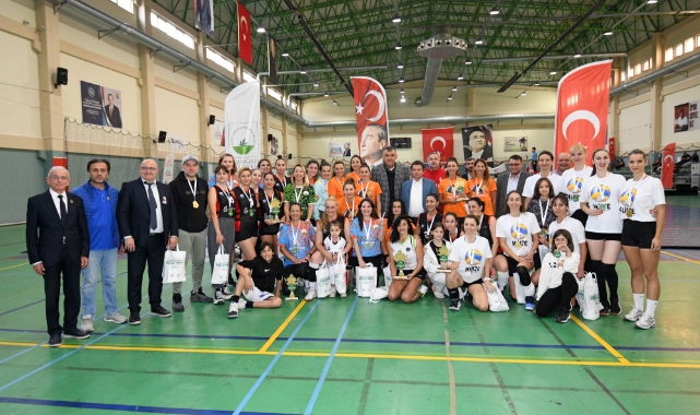 Şampiyon Veteranlara kupalar Başkan Aydın'dan