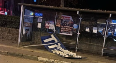 Şiddetli rüzgar tabelayı yerinden söktü
