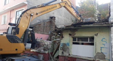 Tehlike saçan metruk bina yıkıldı