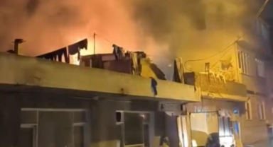 Tek katlı ev alev alev yandı