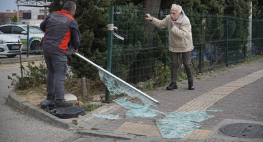 Vatandaşlar uçmamak için direklere tutundu