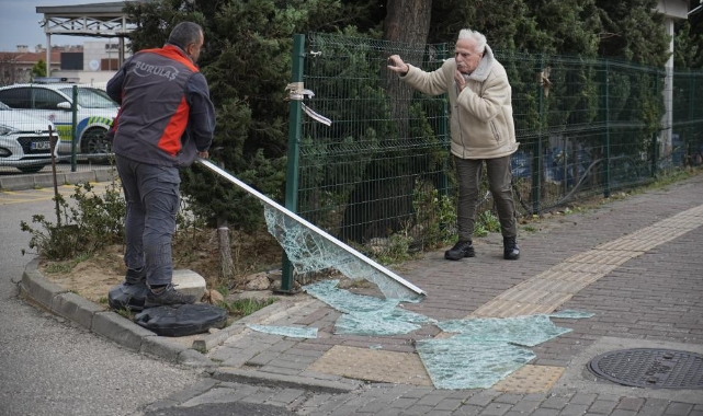 Vatandaşlar uçmamak için direklere tutundu