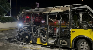 Yanan belediye midibüsü demir yığınına döndü