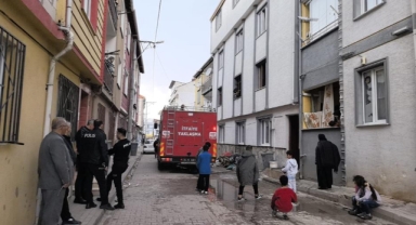 Yanan evden 2 çocuğu itfaiye ekipleri kurtardı