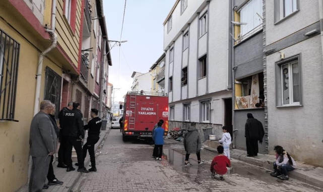 Yanan evden 2 çocuğu itfaiye ekipleri kurtardı