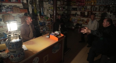 Yangında elektrikler kesildi gaz lambası nostaji yaşattı