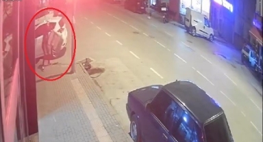 Yoldan aldığı tabela ile dükkana saldırdı