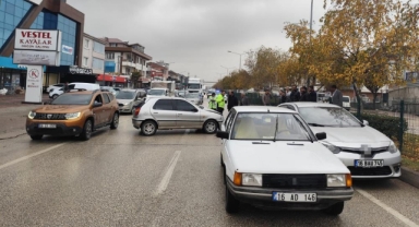 Zincirleme kazada 1’i bebek 3 kişi yaralandı