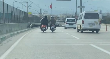 2 motosikletlinin tehlikeli yolculuğu kameraya yansıdı