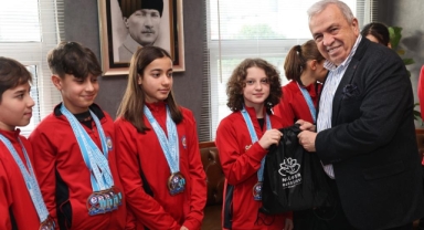 Başkan Şadi Özdemir başarılı sporcuları ağırladı