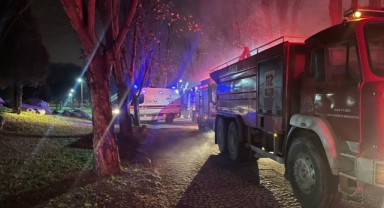 Botanikpark'ta 2 katlı otelin çatısında yangın