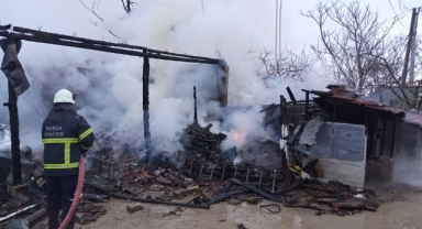 Bursa'da 2 katlı bir ev alev aldı