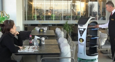 Bursa'da kebap salonunda garson robotlar çalışıyor