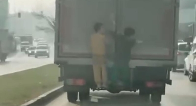 Çocukların tehlikeli oyunu kameraya yansıdı
