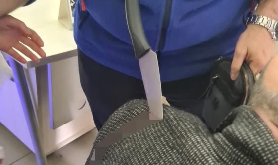 Çocuklarının yanında diş hekimini bıçaklayıp kaçtı