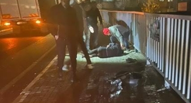 Direğe çarpan motosiklet ikiye bölündü: 1 yaralı