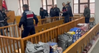 Emekli güvenlik görevlisi duruşma salonunu kana buladı