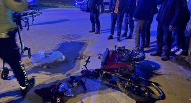Hafif ticari araç ile motosiklet çarpıştı: 3 yaralı