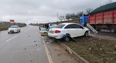 İnegöl'de 2 otomobil çarpıştı: 4 yaralı
