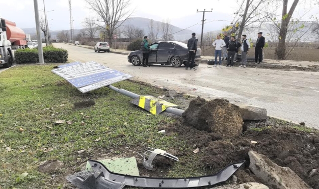 İnegöl'de araçlar çarpıştı: 1'i çocuk 2 yaralı